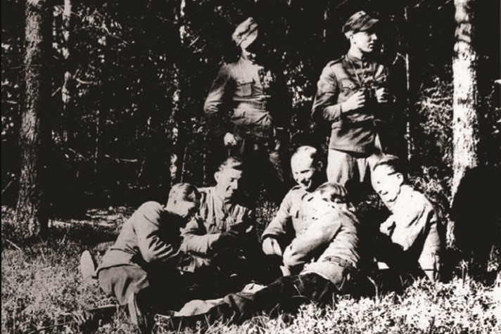 Siedzi pośrodku mjr Franciszek Szabunia „Zemsta”, „Lechita”, inspektor Inspektoratu Suwalskiego AKO, 1945 r. (zbiory IPN)