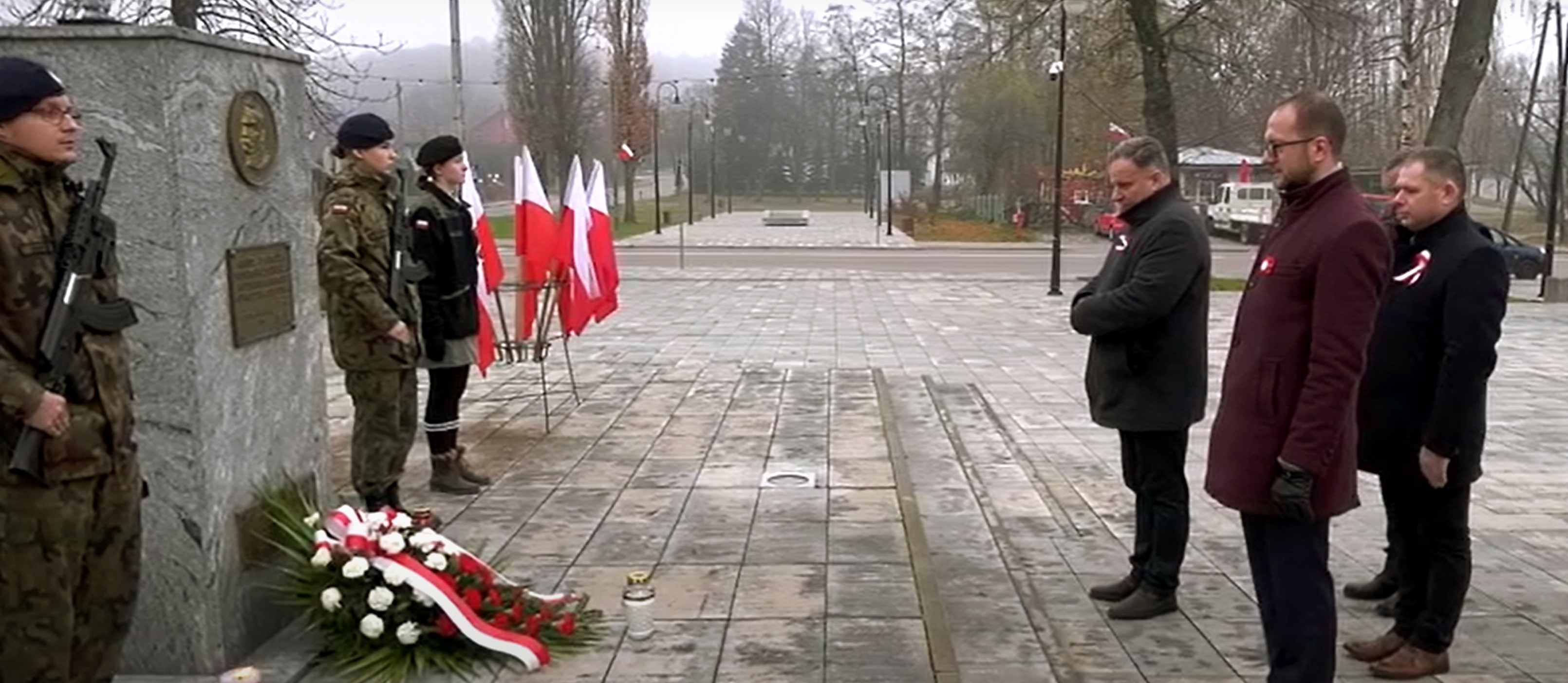 złożenie kwiatów pod pomnikiem Piłsudskiego