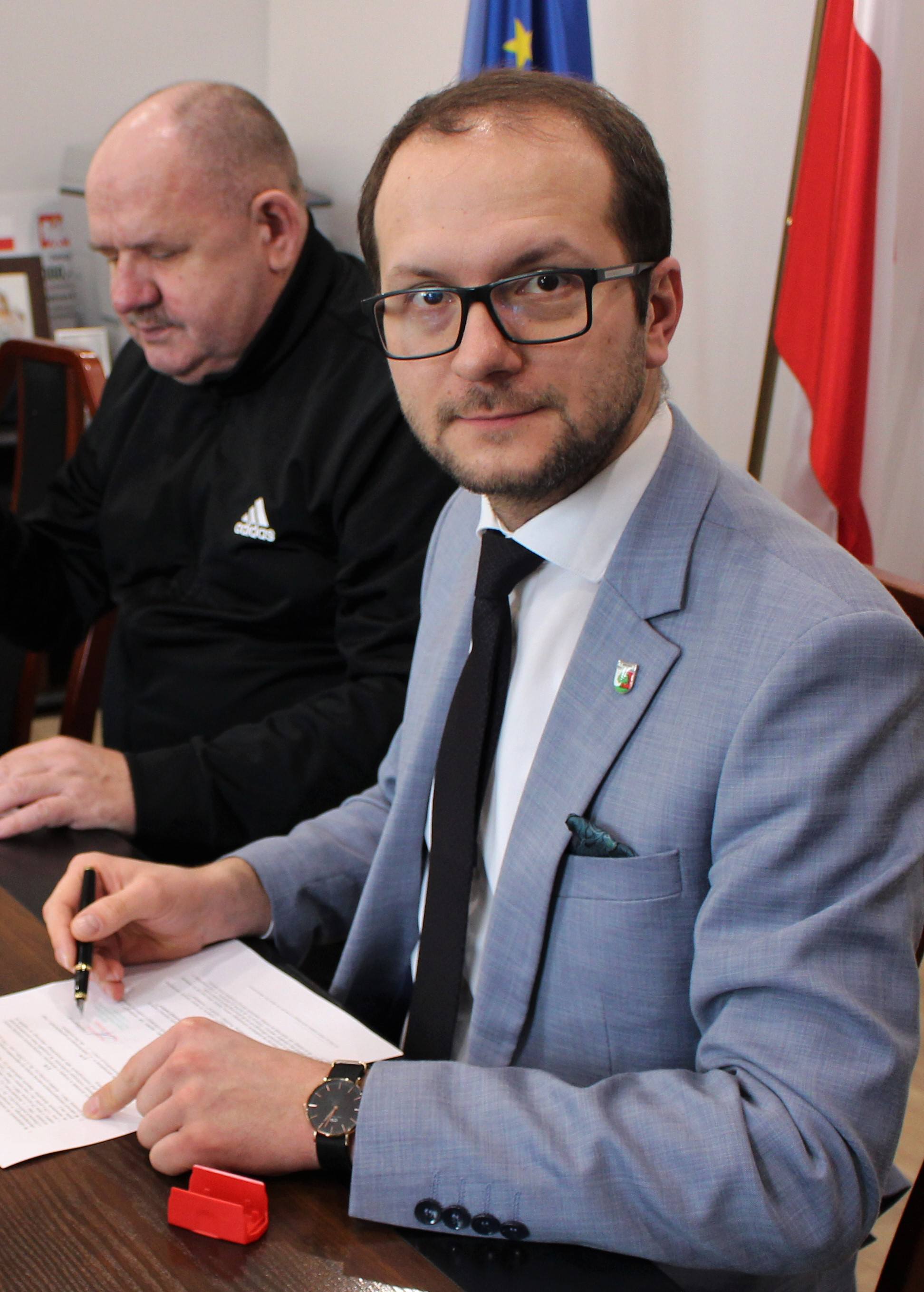 Burmistrz Dąbrowy Białostockiej podpisuje umowę