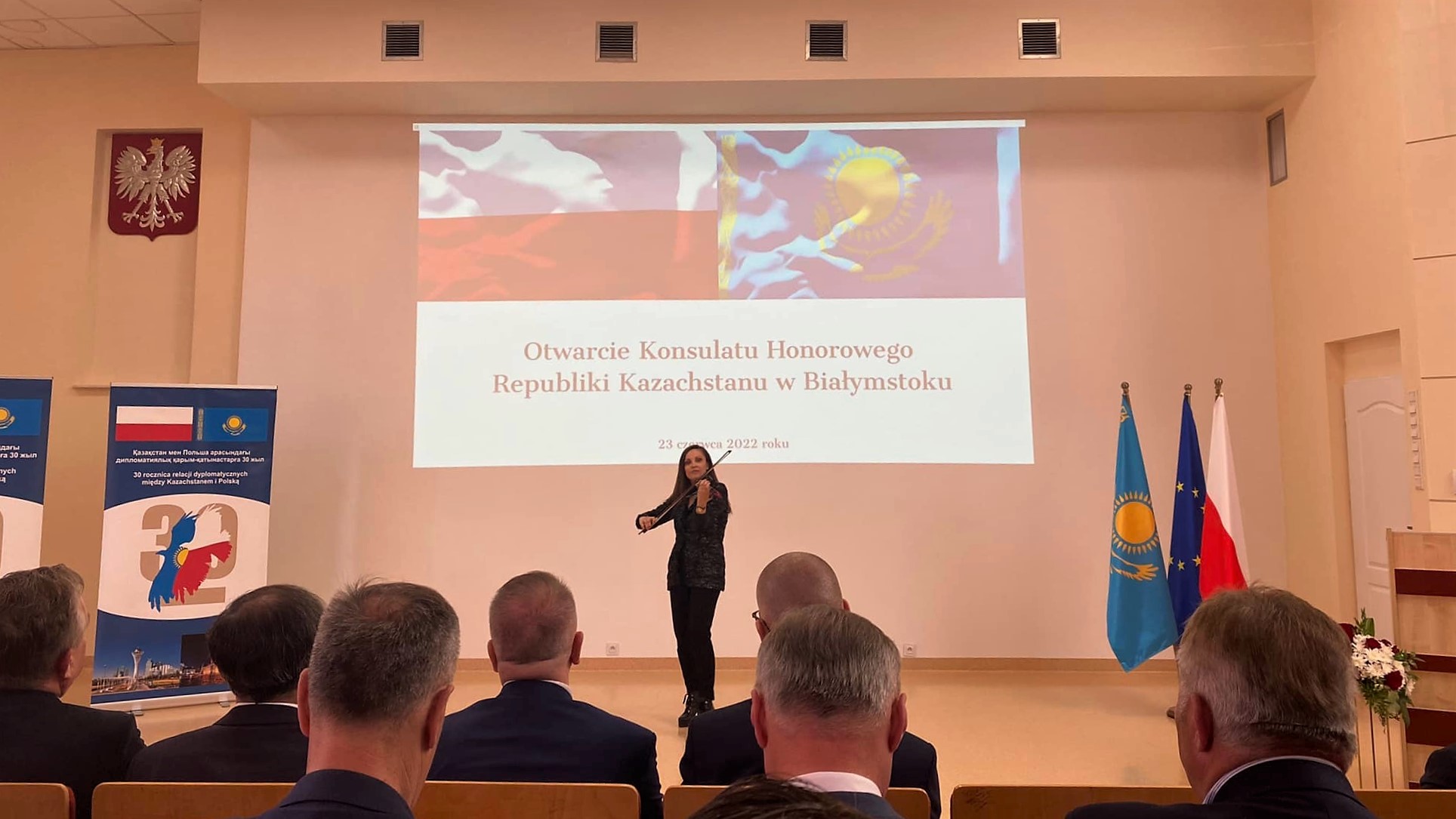 pani gra na skrzypcach na tle slajd Otwarcie Konsulatu Republiki Kazachstanu w Białymstoku 