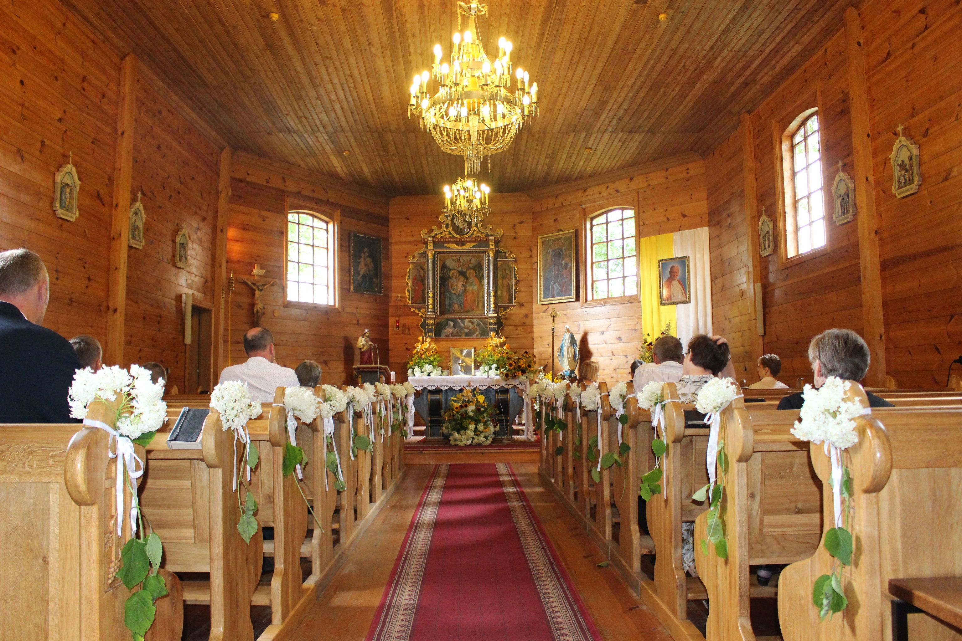 ołtarz, ławki w kościele