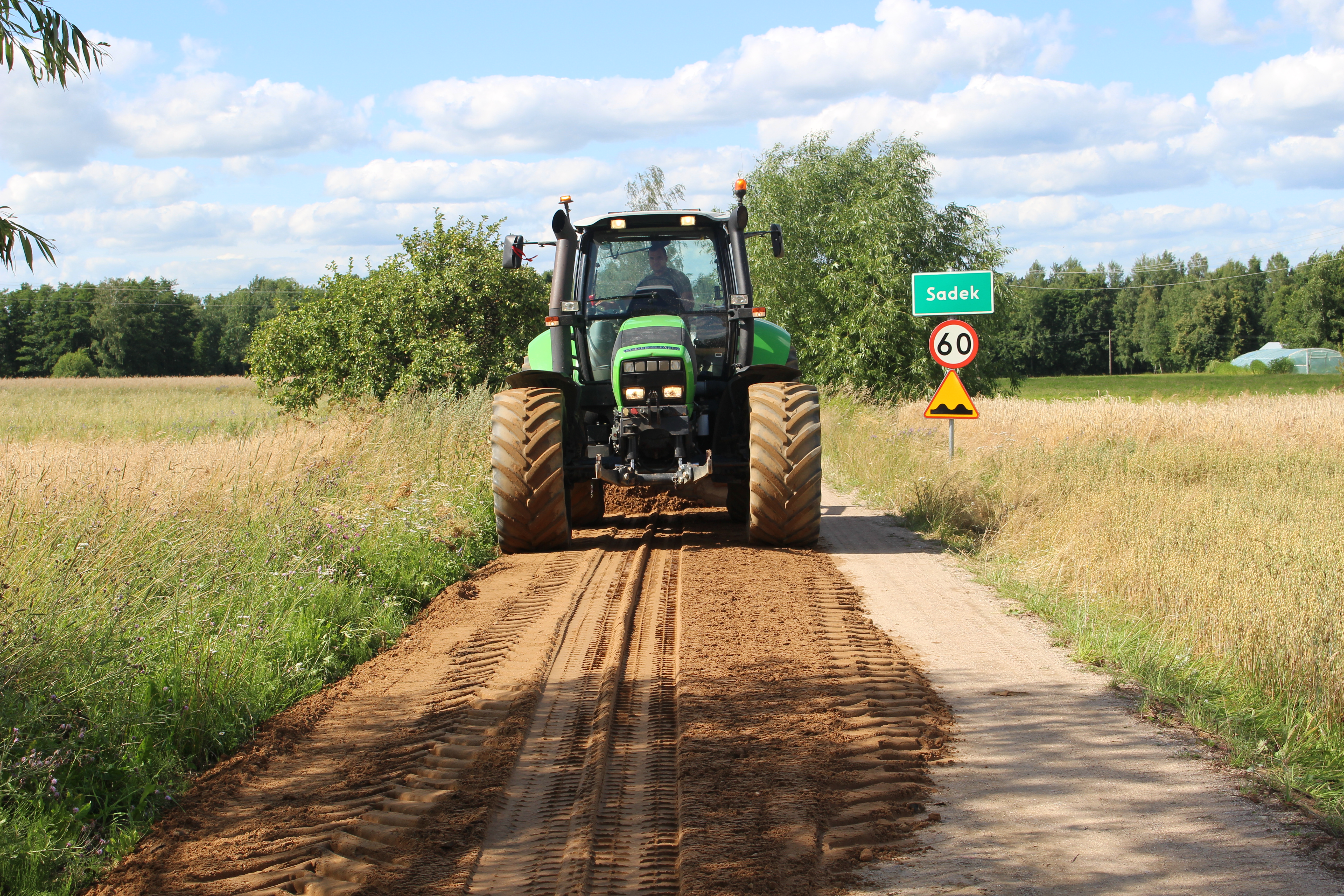 traktor równa drogę posypaną żwirem