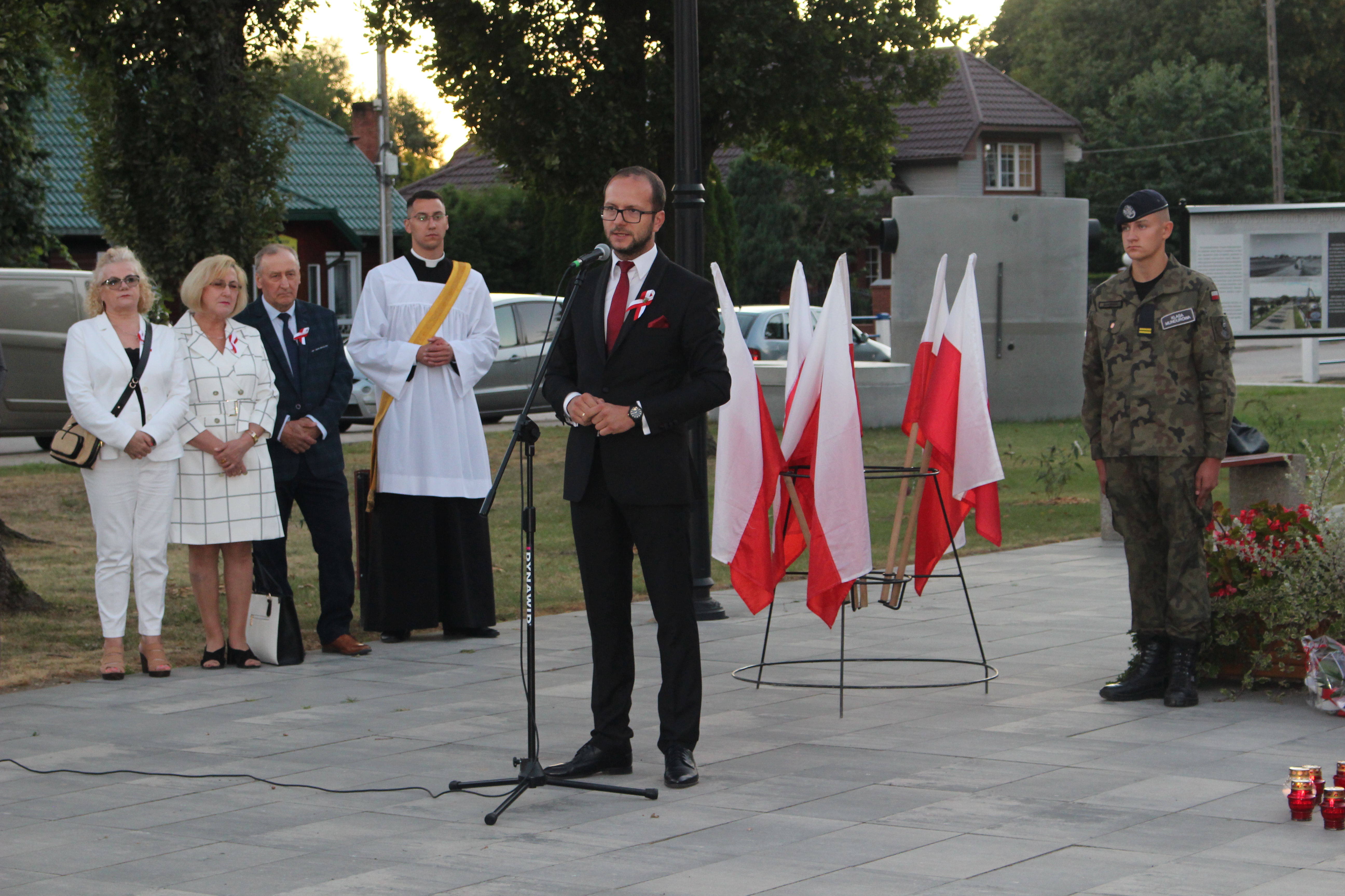 Burmistrz Dąbrowy Białostockiej przemawia do zgromadzonych