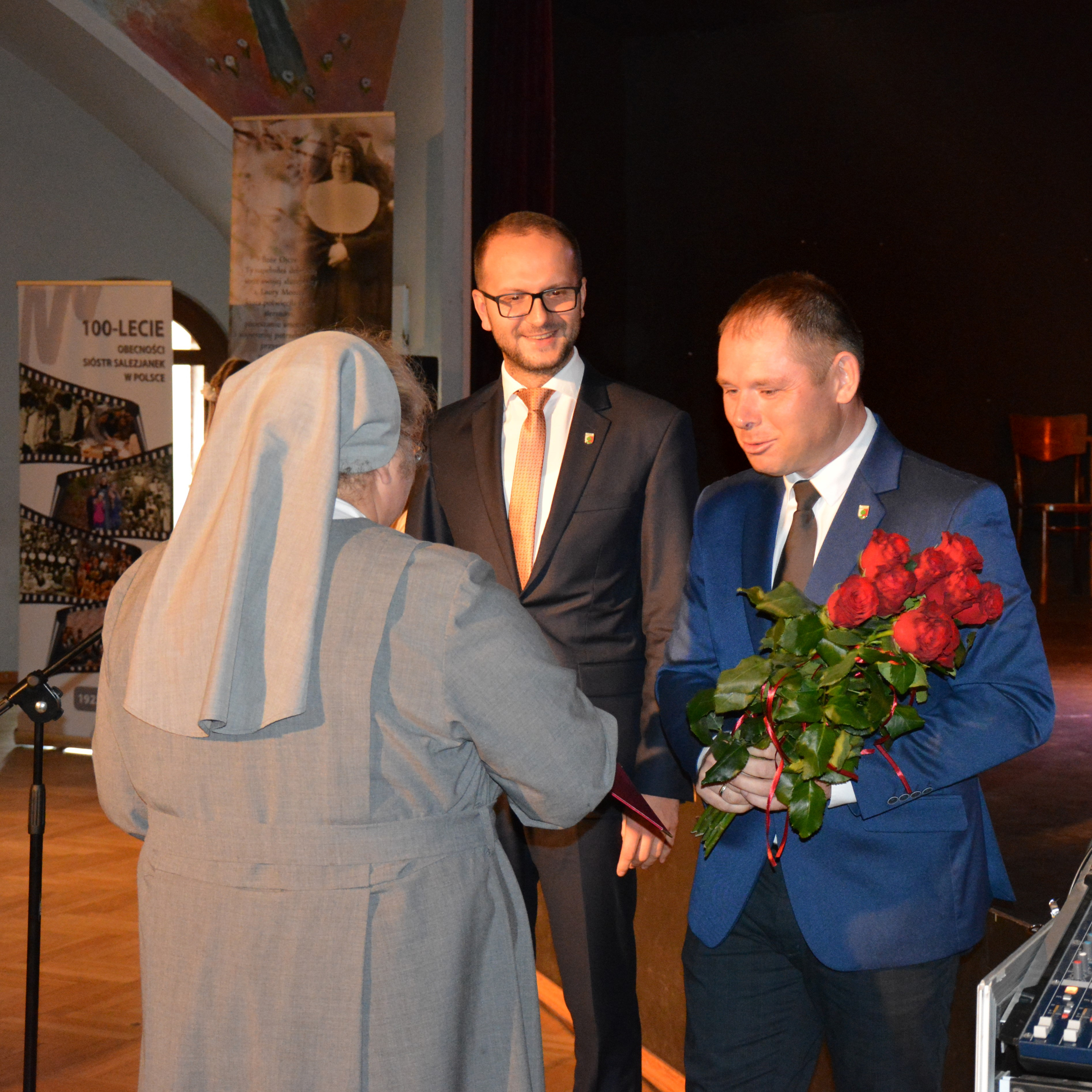 burmistrz i przewodniczący rady składają kwiaty dla siostry salezjanki