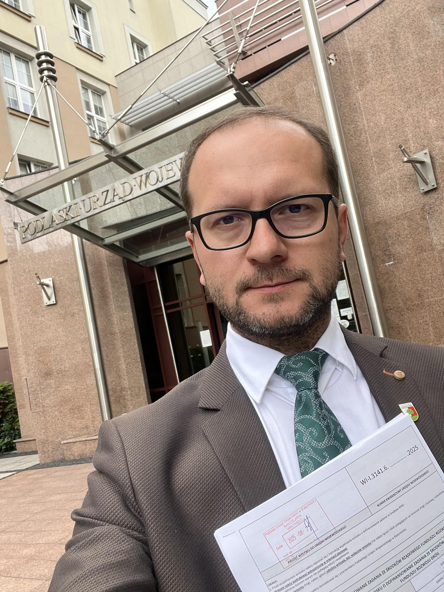 BURMISTRZ PRZED BUDYNKIEM URZĘDU MARSZAŁKOWSKIEGO